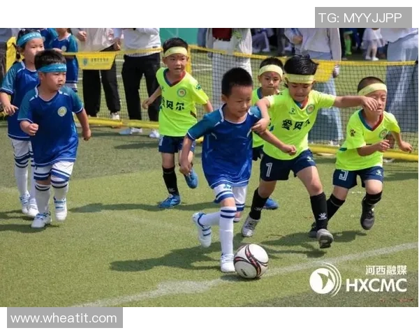 当足球巨星的萌娃闪亮登场 绿茵场外的童真与荣耀传承